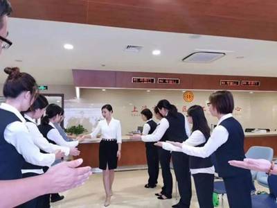 主题教育进行时 立足岗位、强化服务意识——开展窗口服务礼仪培训