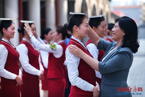 京张高铁高姐 以专业礼仪风貌，迎接冬奥服务新篇章