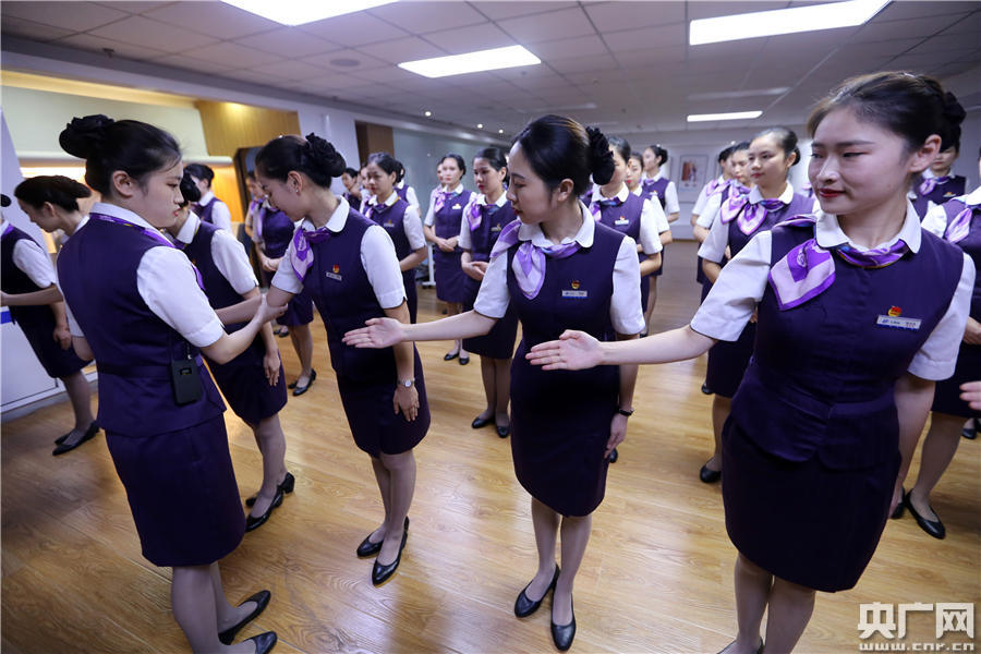 杭州动姐礼仪培训服务助力暑运高质量出行